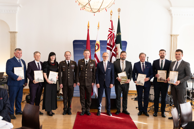 Attēls: Aizsardzības nozares vadība godina Zemessardzes atbalstītājus