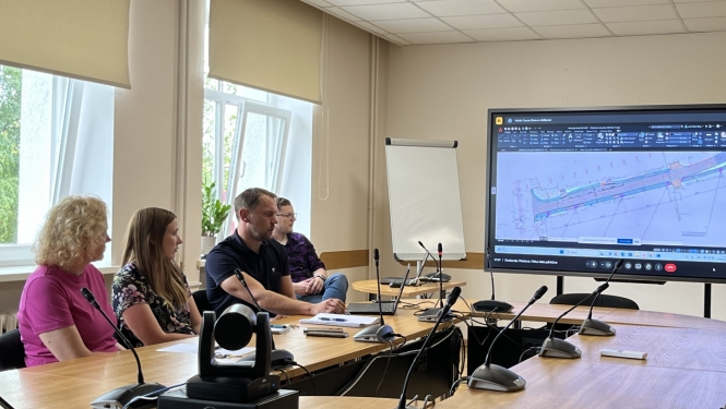 Attēls: tikšanās ar projektētāju par ielu pārbūvi