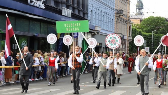 Attēls: Gulbenes novada dalībnieki dižojas Dziesmu un deju svētku gājienā
