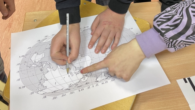 Attēls ar Tirzas pamatskolas skolēniem izlaušanās spēlē
