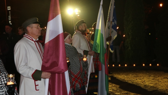 Lāpu gājiens Gulbenē pulcē lielu skaitu iedzīvotāju