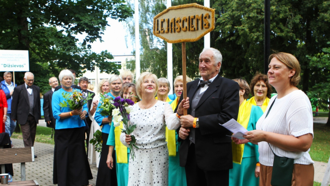 Piedalās 6. Latvijas Senioru sadziedāšanās svētkos