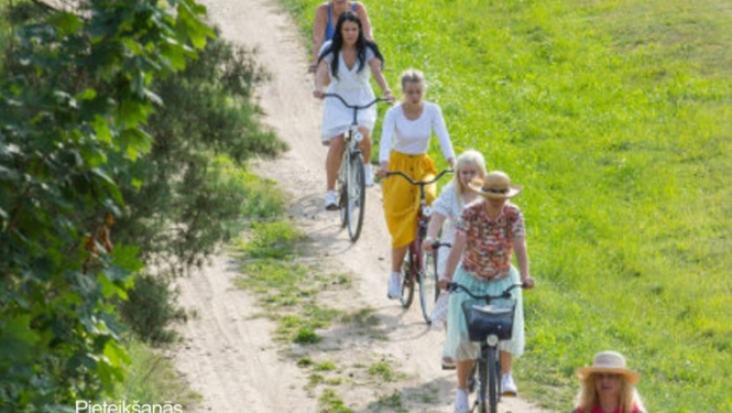Afiša: Velobrauciens "Pretī saulgriežiem ar velo"