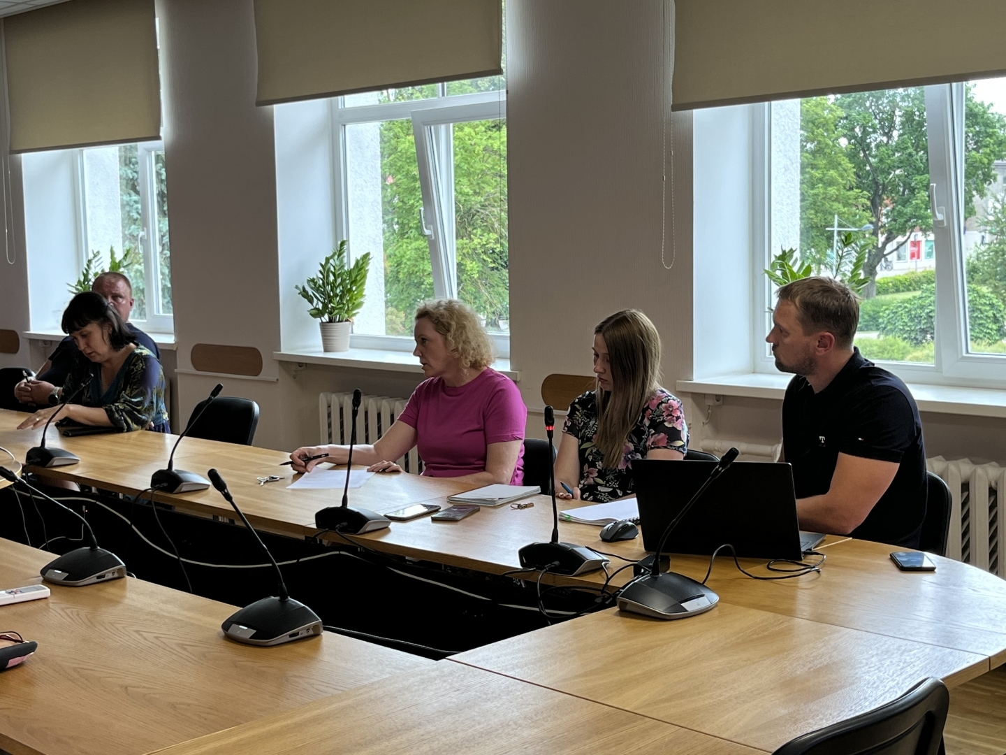 Attēls: tikšanās ar projektētāju par ielu pārbūvi