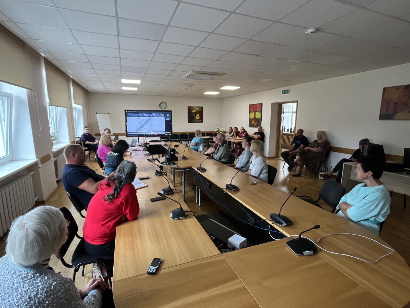 Attēls: tikšanās ar projektētāju par ielu pārbūvi