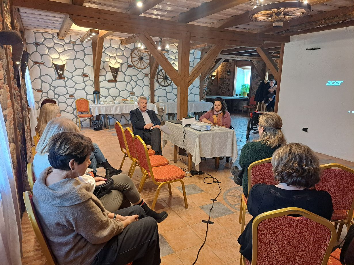 Attēls: apmācību cikla otrās un trešās dienas mācības par tēmām “Vides piekļūstamība praksē un pieredzē” un “Piekļūstamība – attieksme un aizspriedumi”