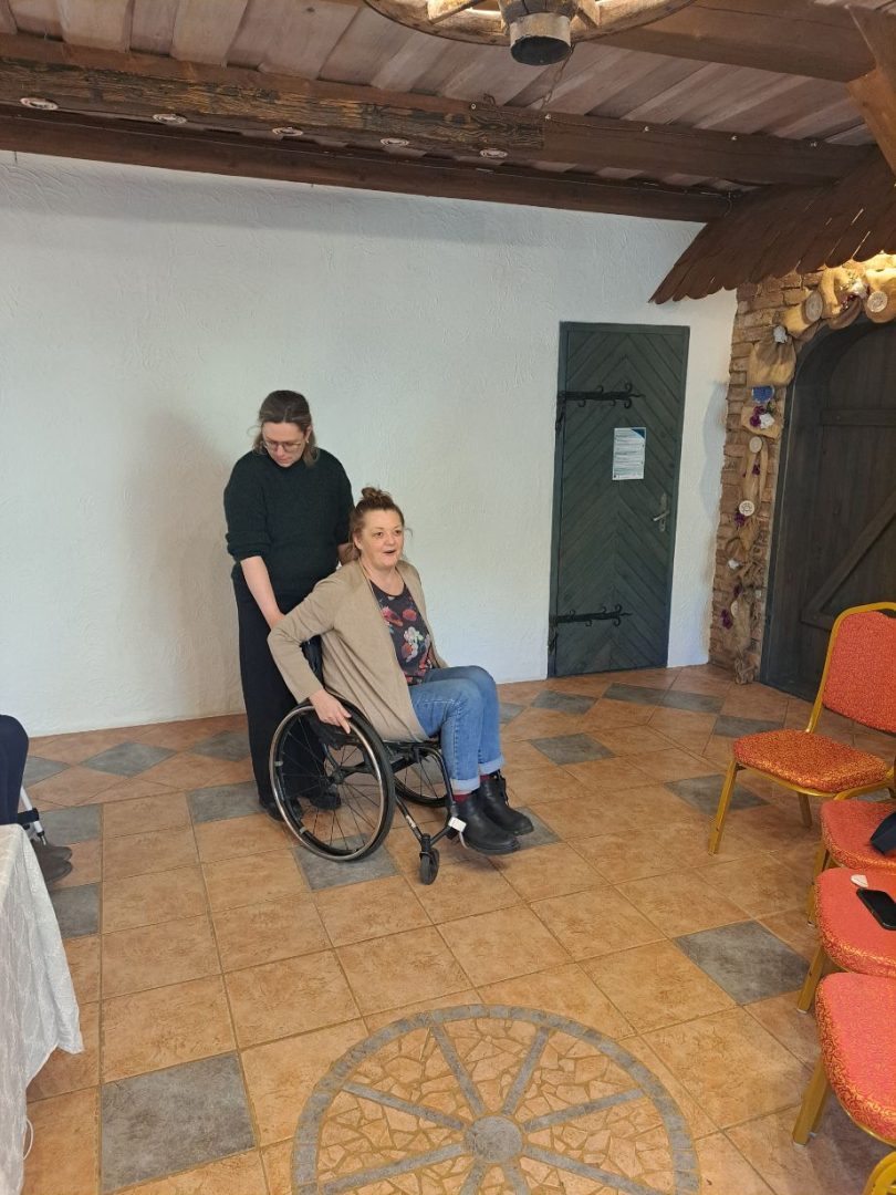 Attēls: apmācību cikla otrās un trešās dienas mācības par tēmām “Vides piekļūstamība praksē un pieredzē” un “Piekļūstamība – attieksme un aizspriedumi”