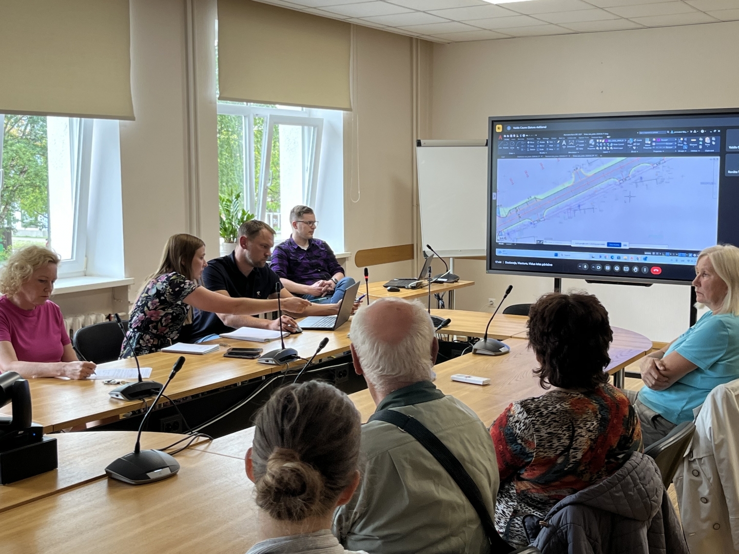 Attēls: tikšanās ar projektētāju par ielu pārbūvi