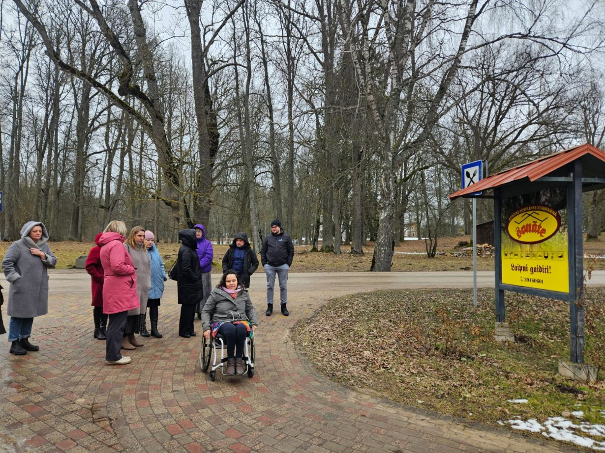 Attēls: apmācību cikla otrās un trešās dienas mācības par tēmām “Vides piekļūstamība praksē un pieredzē” un “Piekļūstamība – attieksme un aizspriedumi”