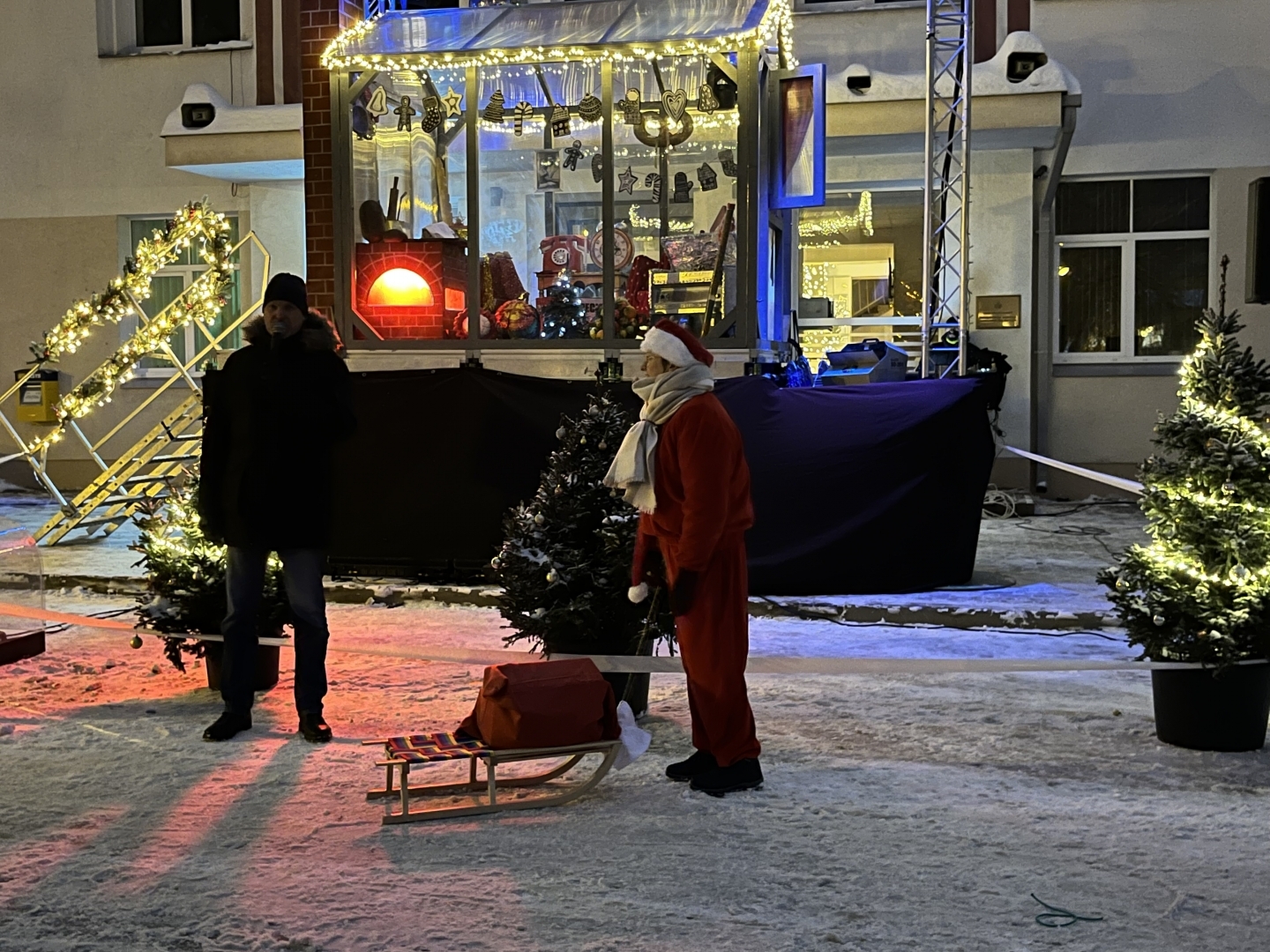 Attēls ar Gulbenes pilsētas pārvaldes vadītāju eglītes iedegšanas pasākumā