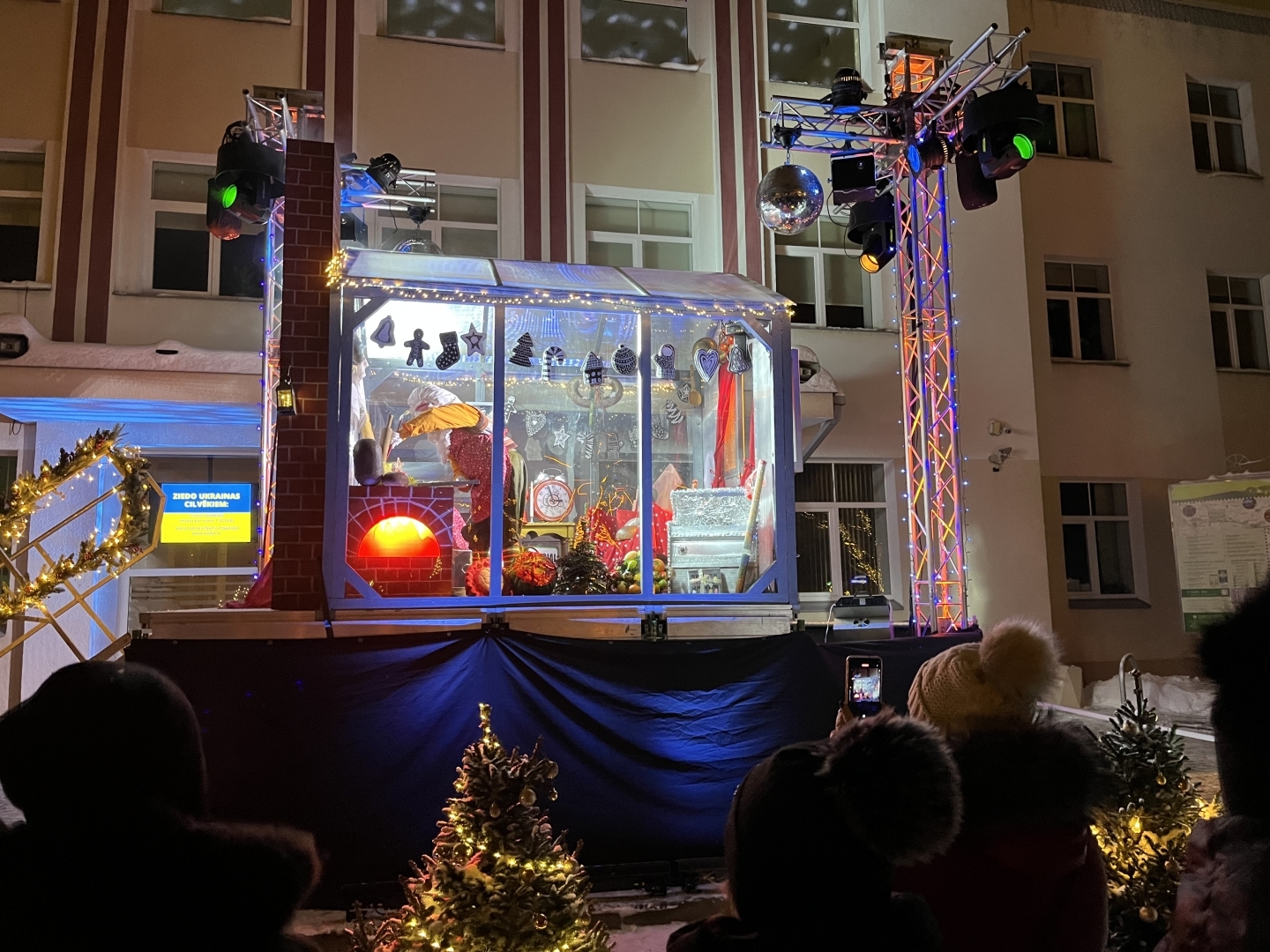 Attēls ar egles iedegšanas aktivitātēm