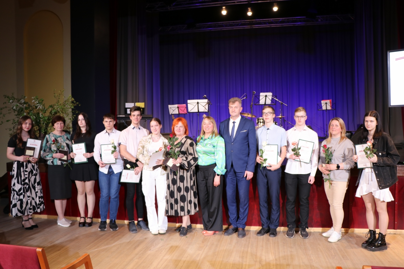 Attēls: sveic mācību priekšmetu olimpiāžu laureātus un viņu pedagogus