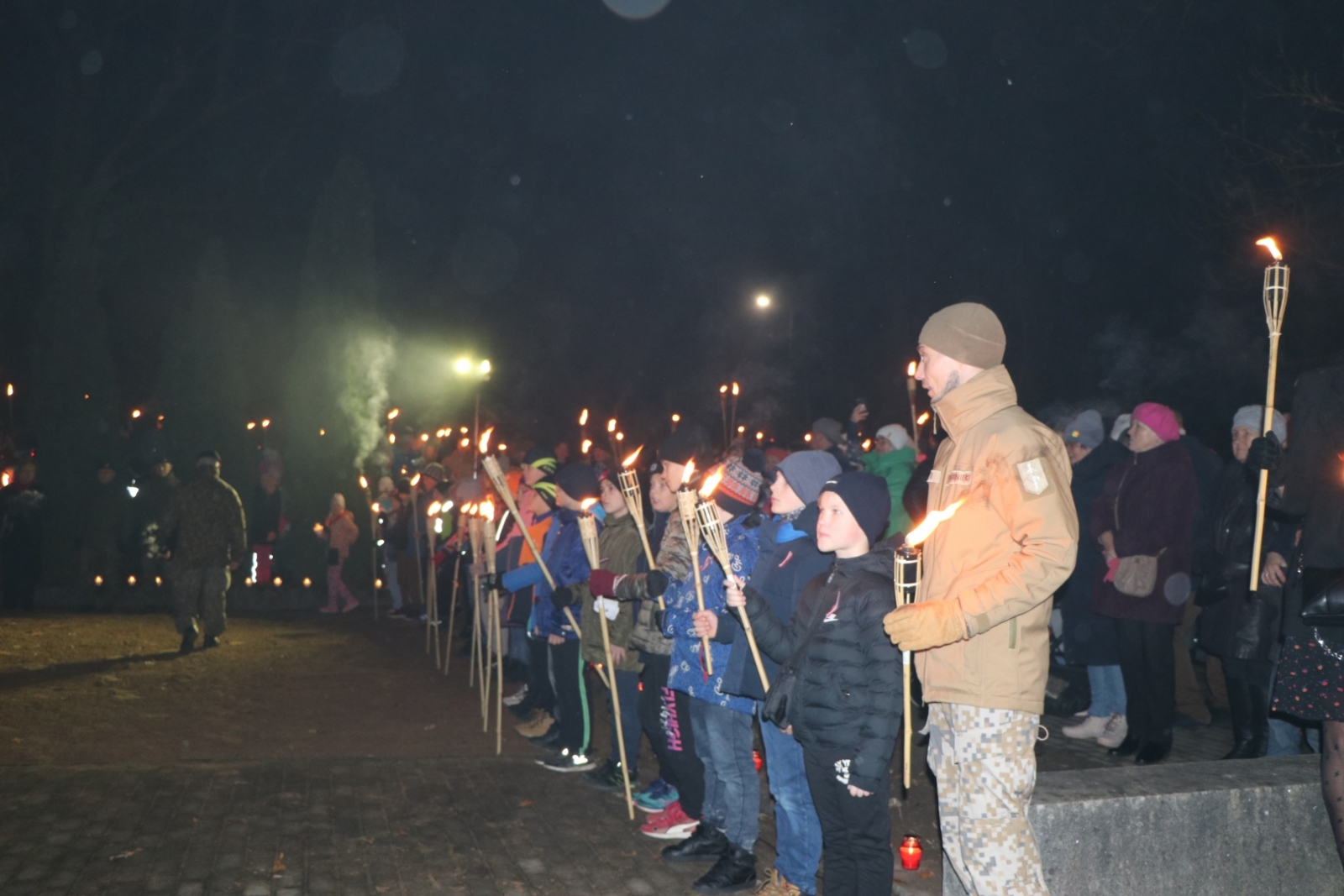 Lāpu gājiens Gulbenē pulcē lielu skaitu iedzīvotāju