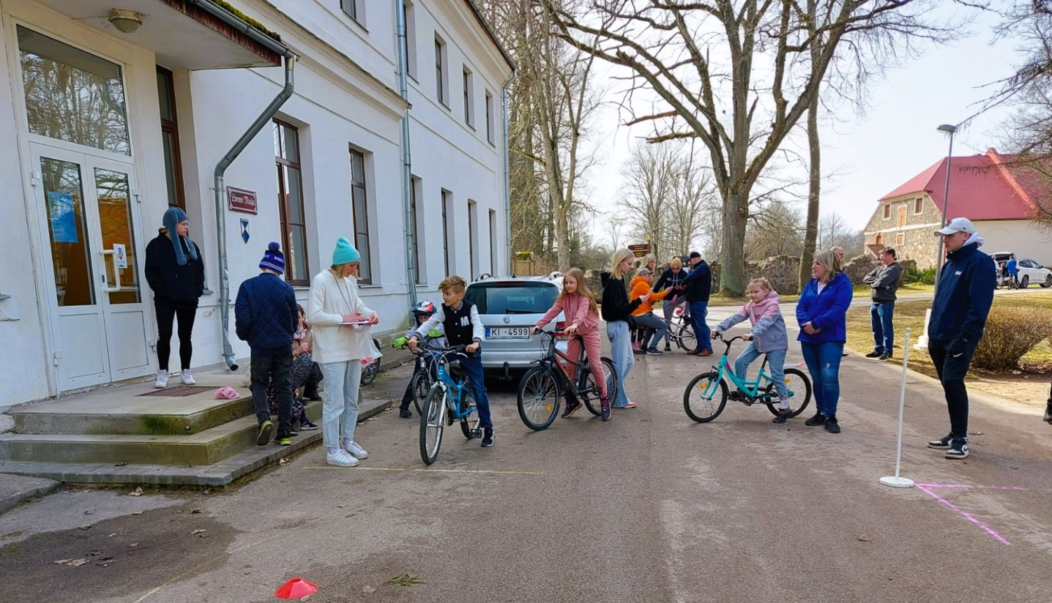 Attēls: Lieldienu riteņbraukšanas sacensību dalībnieki 