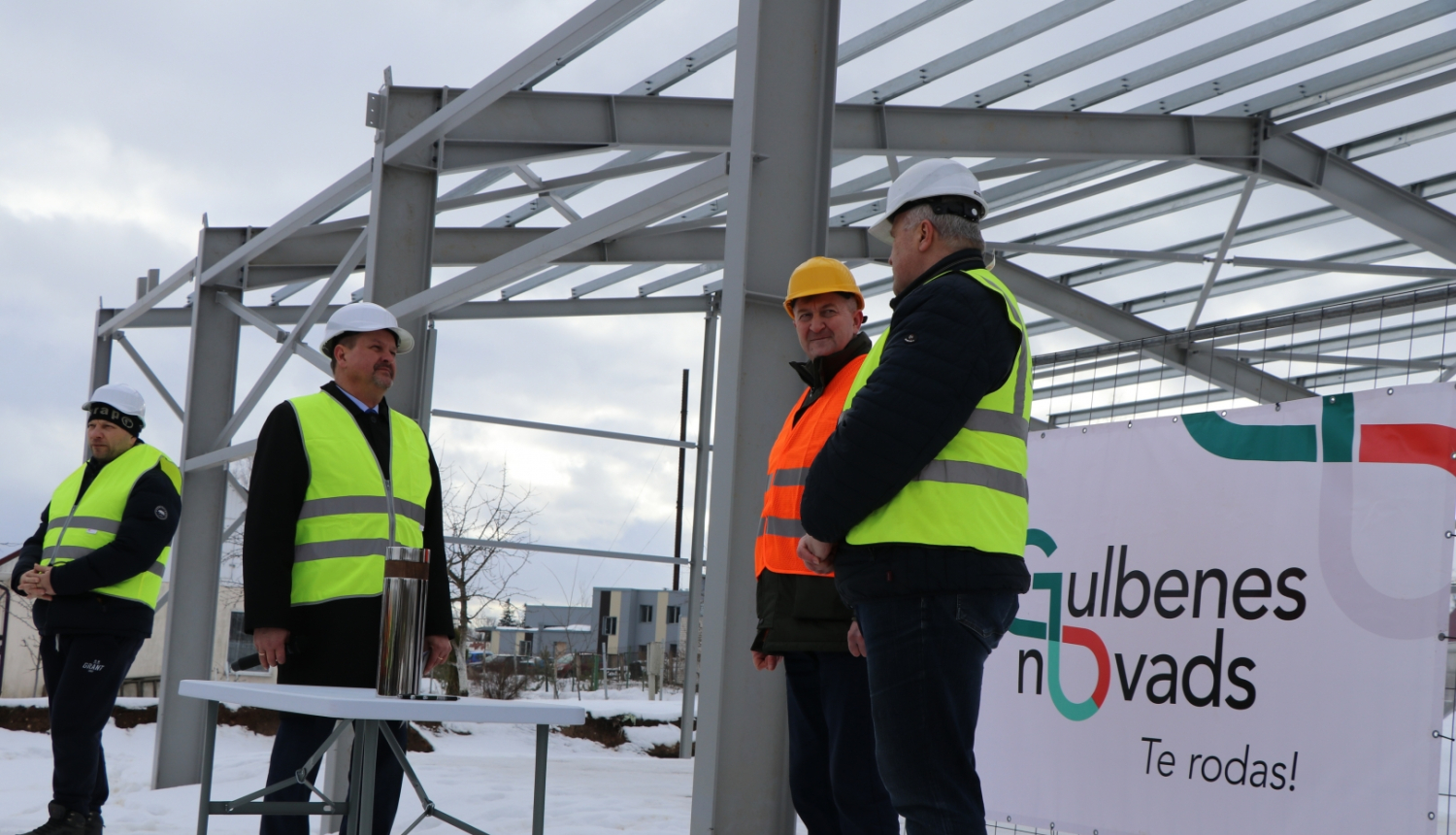 Attēls: Jaunās ražošanas un noliktavas ēkas pamatos Gulbenē, Zaļajā ielā 3, tiek iebetonēta kapsula un svinēti spāru svētki. 