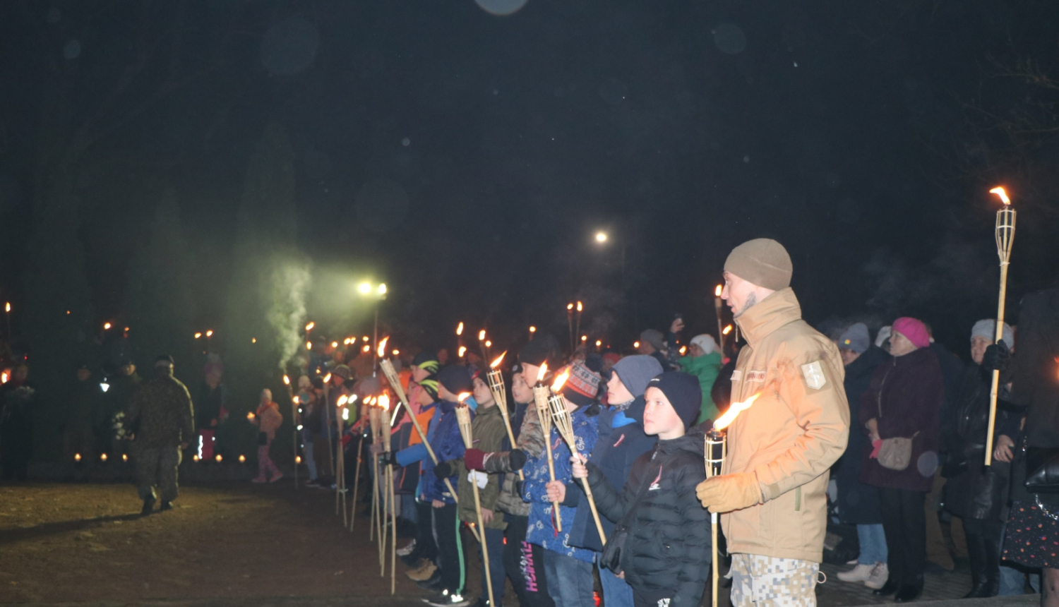 Lāpu gājiens Gulbenē pulcē lielu skaitu iedzīvotāju