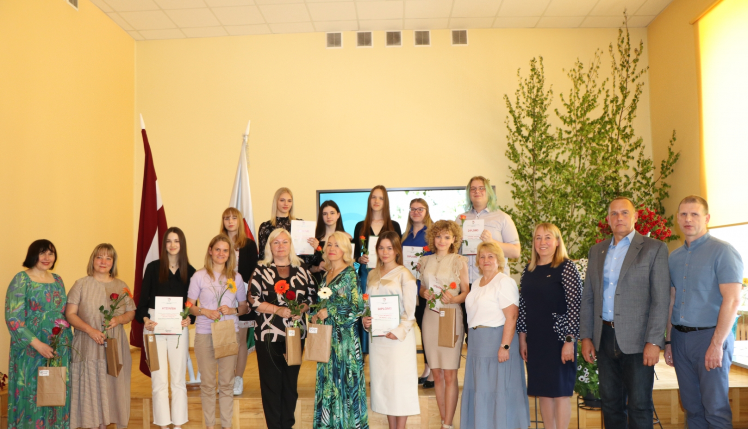 Attēls: Sumina Gulbenes novada  skolu 2022./2023.mācību gada mācību priekšmetu olimpiāžu laureātus