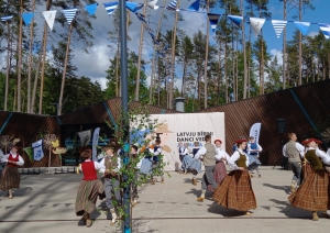 Attēls: Latvju bērni danci veda Jūrmalā svētku dalībnieki