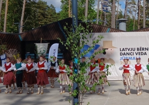 Attēls: Latvju bērni danci veda Jūrmalā svētku dalībnieki