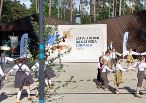 Attēls: Latvju bērni danci veda Jūrmalā svētku dalībnieki