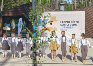 Attēls: Latvju bērni danci veda Jūrmalā svētku dalībnieki
