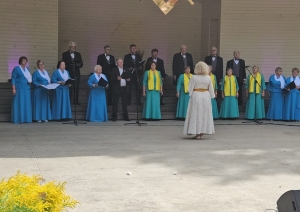 Piedalās 6. Latvijas Senioru sadziedāšanās svētkos