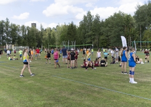 Attēls: aptuveni 400 jaunie volejbolisti pulcējas uz sacensībām Jaungulbenes stadionā