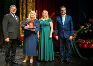 attēls: pasniegta Gulbenes novada gada balva izglītībā 2025