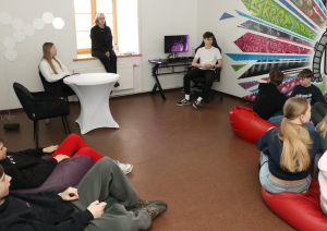 Attēls: Jaudīgs digitālā projekta noslēguma pasākums — jauniešu diskusija “Virtuālā dzīve vai realitāte?”