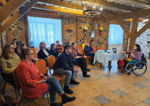 Attēls: apmācību cikla otrās un trešās dienas mācības par tēmām “Vides piekļūstamība praksē un pieredzē” un “Piekļūstamība – attieksme un aizspriedumi”