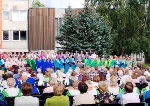Piedalās 6. Latvijas Senioru sadziedāšanās svētkos