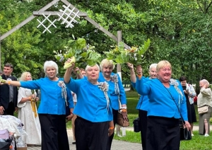 Piedalās 6. Latvijas Senioru sadziedāšanās svētkos