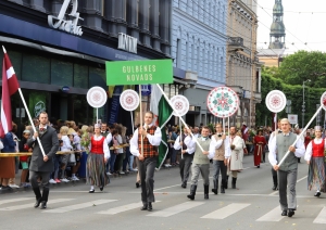 Attēls: Gulbenes novada dalībnieki dižojas Dziesmu un deju svētku gājienā