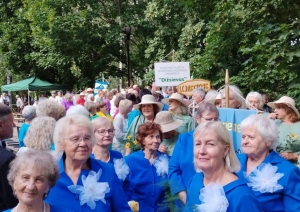 Piedalās 6. Latvijas Senioru sadziedāšanās svētkos
