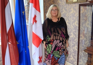 Gulbenes novada vēstures un mākslas muzeja direktore Valda Dārgais pie Jūlija Straumes portreta