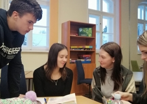 Foto ar skolēniem, kuri izmēģina izlaušanās spēli 4