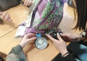 Foto ar skolēniem, kuri izmēģina izlaušanās spēli 3