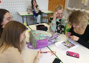 Foto ar skolēniem, kuri izmēģina izlaušanās spēli 
