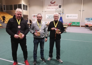 Attēlā Gulbenes novada novusa spēlētāju apbalvošana vīriešiem