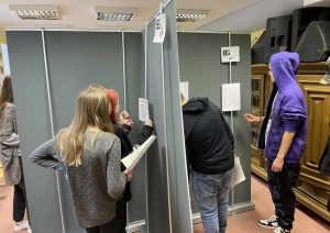 Attēls ar Tirzas pamatskolas skolēniem izlaušanās spēlē