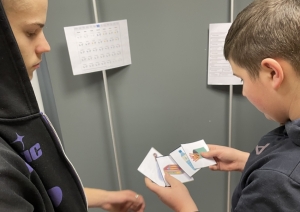 Attēls ar Tirzas pamatskolas skolēniem izlaušanās spēlē