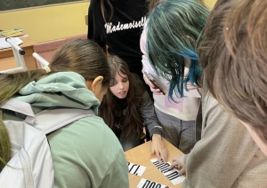 Attēls ar Tirzas pamatskolas skolēniem izlaušanās spēlē