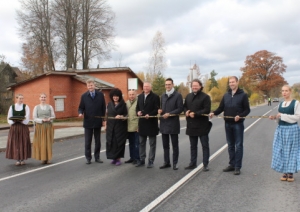 Atklāj pārbūvēto autoceļa P27 Smiltene–Gulbene posmu