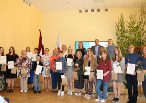 Attēls: Sumina Gulbenes novada  skolu 2022./2023.mācību gada mācību priekšmetu olimpiāžu laureātus