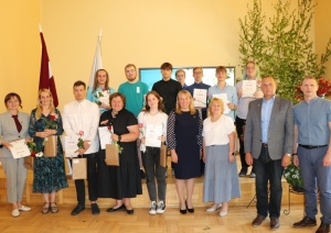 Attēls: Sumina Gulbenes novada  skolu 2022./2023.mācību gada mācību priekšmetu olimpiāžu laureātus