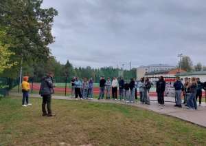 Attēls: jaunieši “Meža dienu 2024” ietvaros veido parka ārmalas apstādījumus
