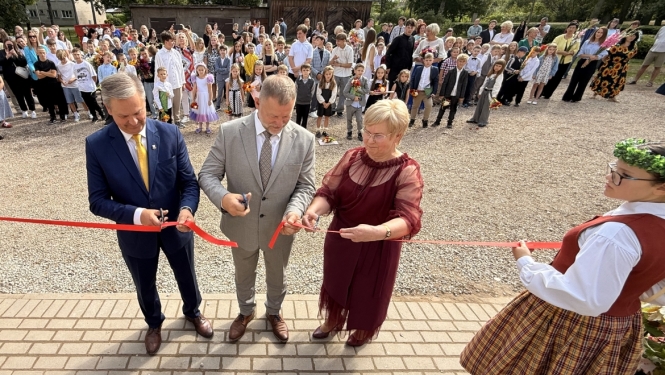 Attēls: Atklāta atjaunotā Lizuma pamatskola