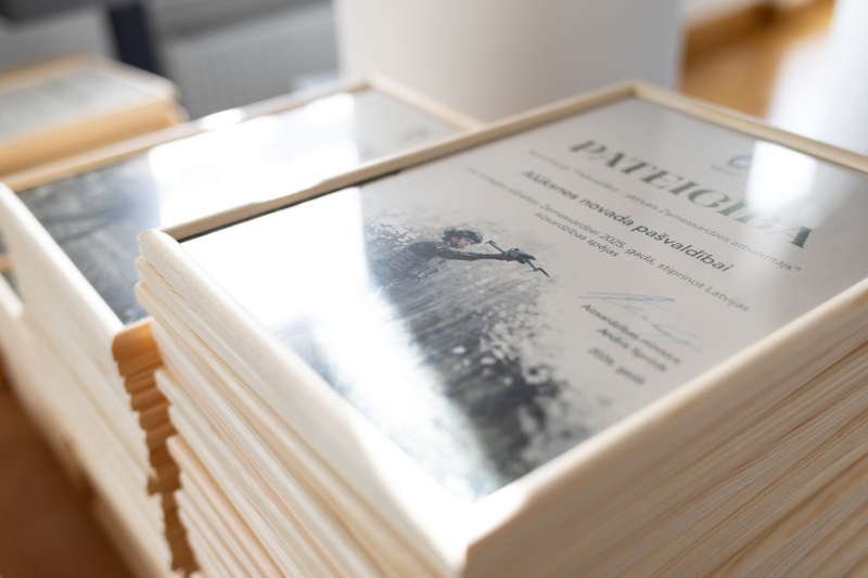 Gulbenes novada pašvaldība godināta par atbalstu Zemessardzei