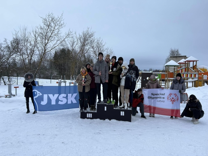 Foto: Sveķu skolas skolēni sacensībās skriešanās ar sniega kurpēm