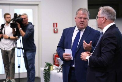 Attēls: priekšsēdētājs uz sanāksmi Finanšu ministrijā